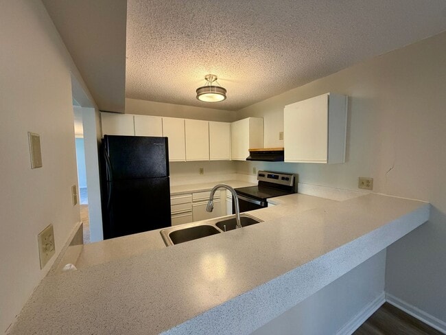 Building Photo - First Floor 2 bedroom condo