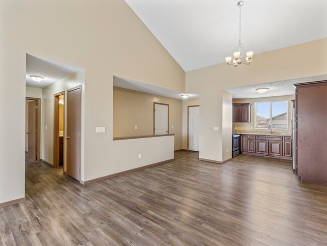 Building Photo - Beautiful Finishes in Newer Neighborhood