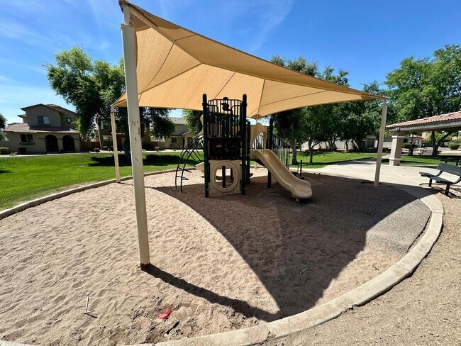 Building Photo - 1912 E Loma Vista St