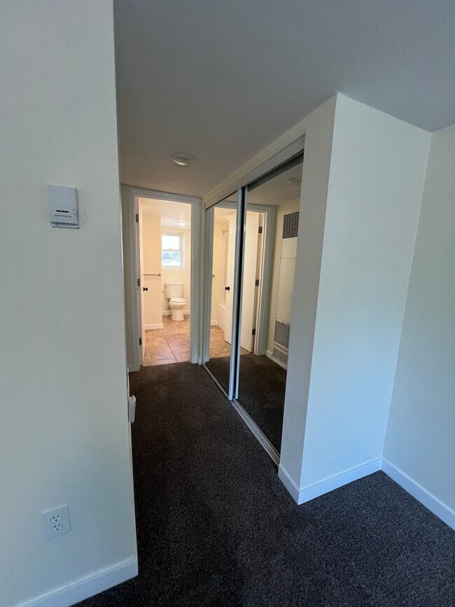 Building Photo - Three bed/Two Bath Upstairs Apartment | Available Now