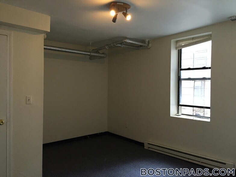 Building Photo - 165 Hemenway St