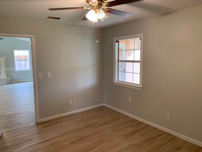 Building Photo - 221 Poinsettia Dr