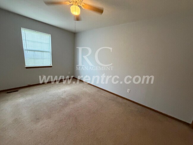 Building Photo - 712 Elm-W