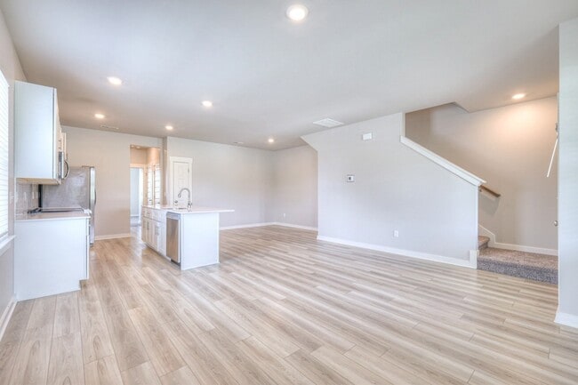 Building Photo - 531 Swanholme Dr