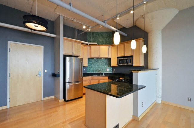 Building Photo - Amazing 2-Bedroom 2-Bathroom Condo with vi...