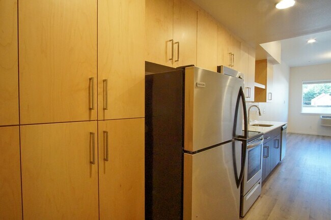 Building Photo - Top Floor John's Landing-Modern, Spacious ...
