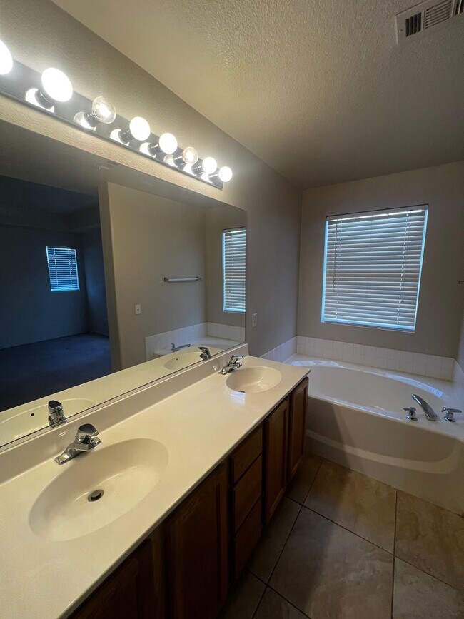 Building Photo - Beautiful Townhome in Gated Black Mountain Vistas (Henderson)