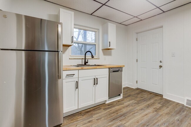 Building Photo - *AVAILABLE NOW!! ASK ABOUT OUR LEASING SPECIALS!!* BEAUTIFUL Fully Renovated Apartments