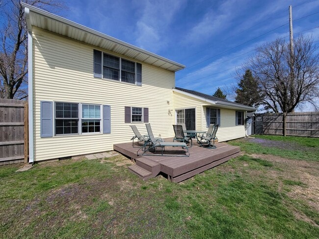 Building Photo - Great 2-level on Champaign Outskirts