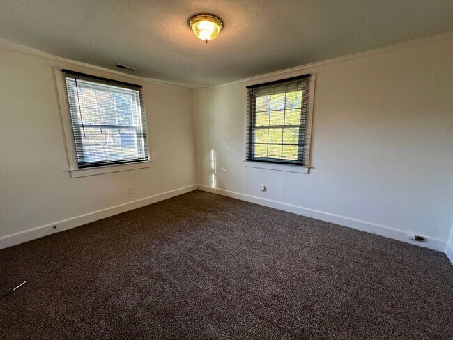 Building Photo - Inviting 3 Bed, 2 Bath Ranch