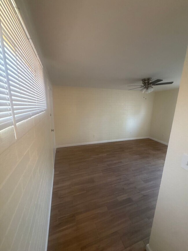 Building Photo - 2746 W Glenrosa Ave