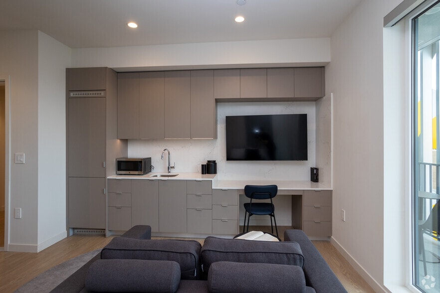 401 Bedroom - 1775 Beloit Ave