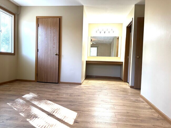 Building Photo - 2303 Woodview Ln