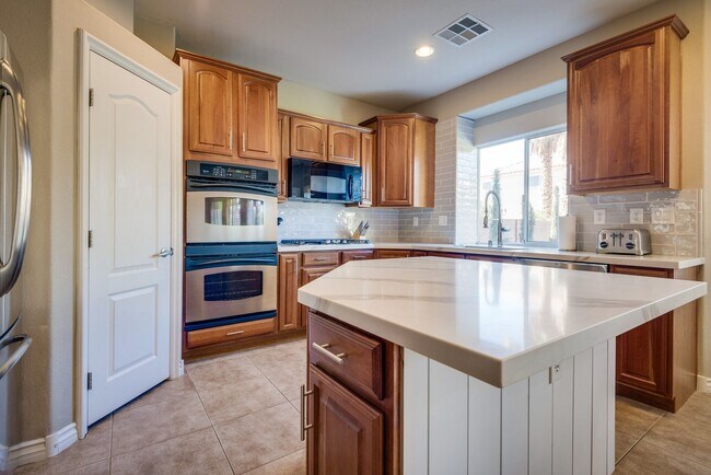 Building Photo - Gated single family home with 4 bed 3 bath...