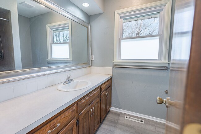 Building Photo - 3 Bed 2.5 Bath Springfield, MO