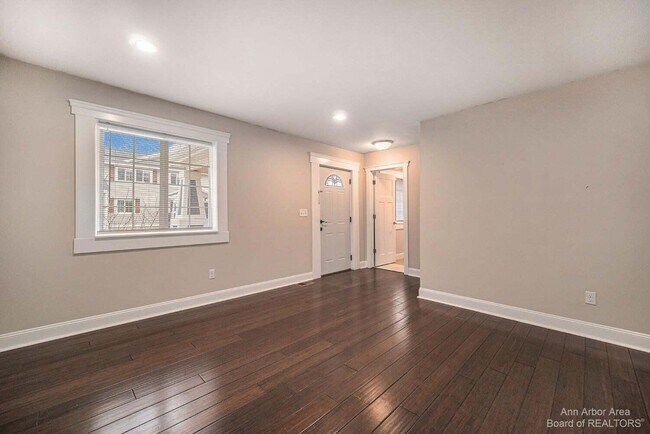 Building Photo - 1 Maple Vlg Ct