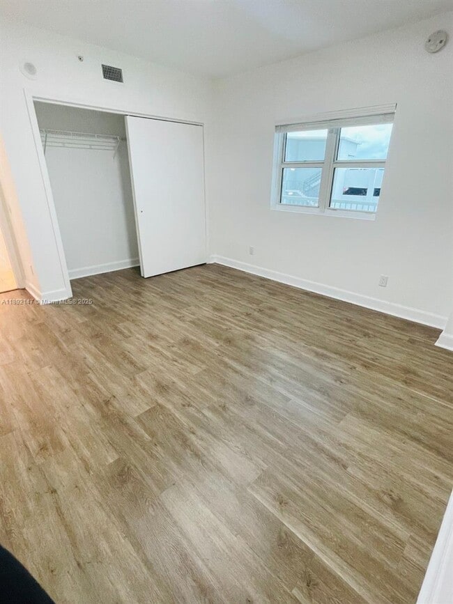 Building Photo - 14951 Royal Oaks Ln