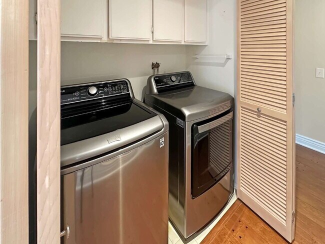 Building Photo - Welcome to this Charming Single-Story Home...