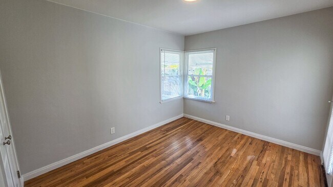 Building Photo - Beautiful 3 Bed 1 Bath House With Double Garage Available Now!
