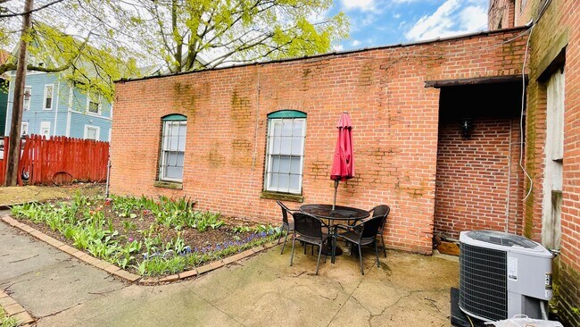 Building Photo - Spacious Bright East Rock 1BR Loft Near SOM