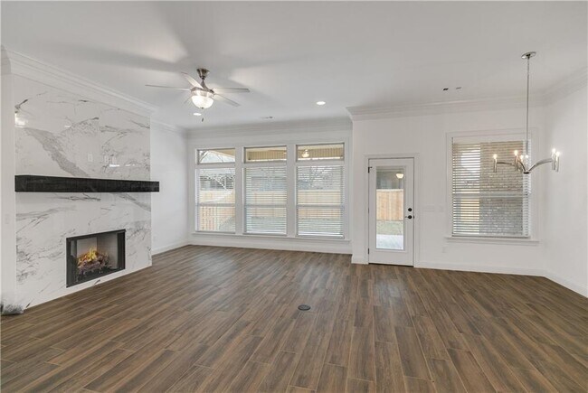 Building Photo - 1600 SW Montrose Ave