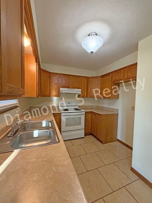 Building Photo - Charming 3 bedroom Home near Hwy 65 and Ch...
