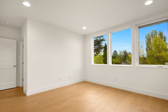 Building Photo - Gorgeous Urban Madrona 3-bedroom home
