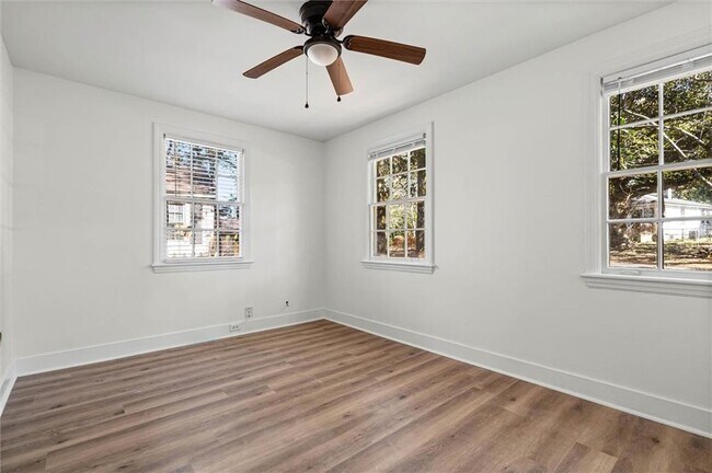 Building Photo - 5213 Pineview Ln S