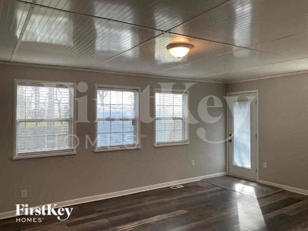 Building Photo - 5612 Pinewood Dr