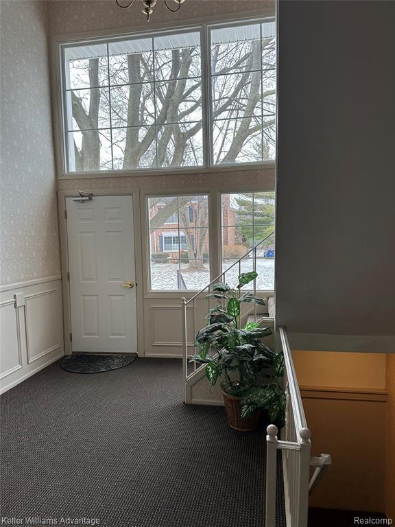 Building Photo - 653 E Fox Hills Dr