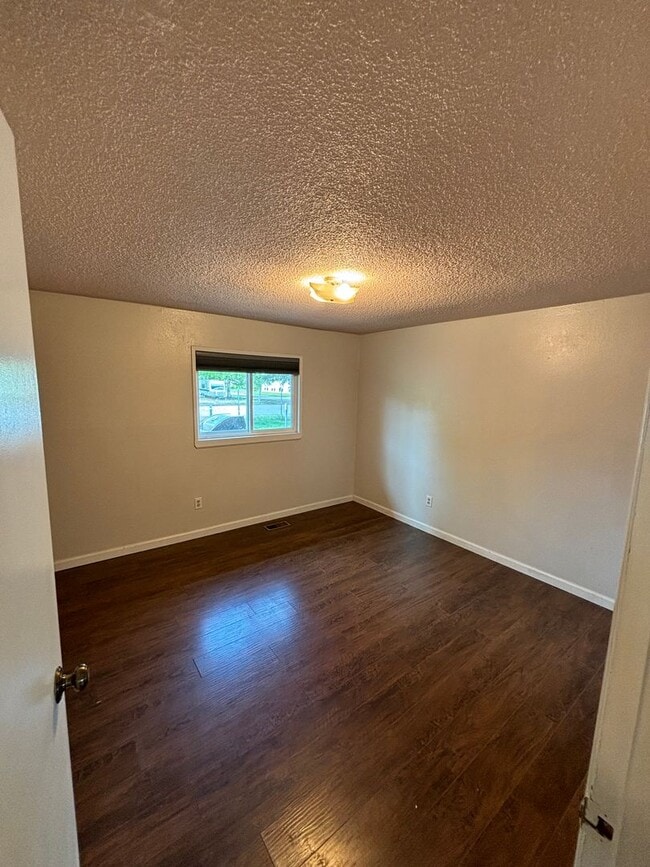 Building Photo - 2 bedroom duplex / Washer& Dryer in unit / Fuel included