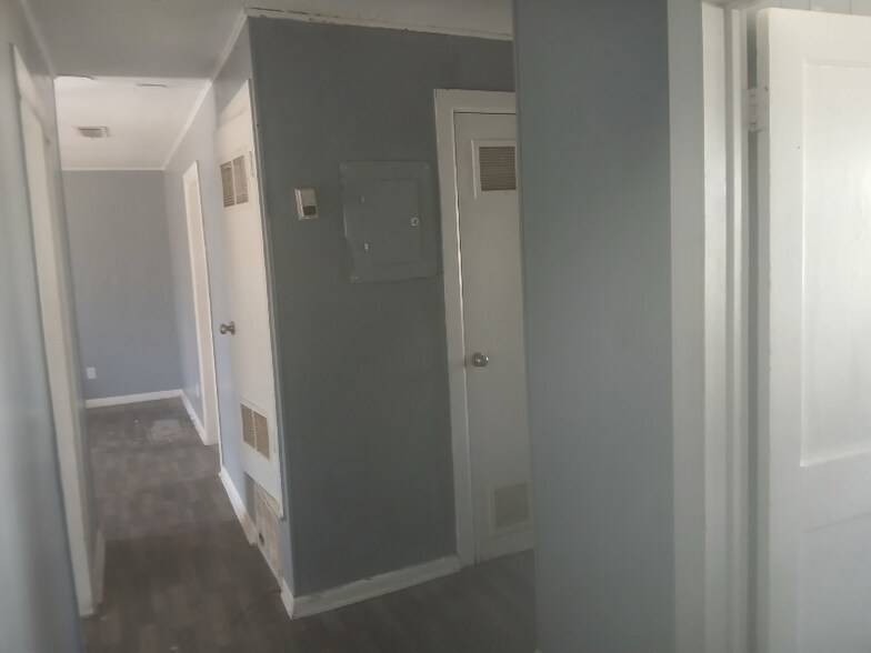 Building Photo - 106 S Davis St