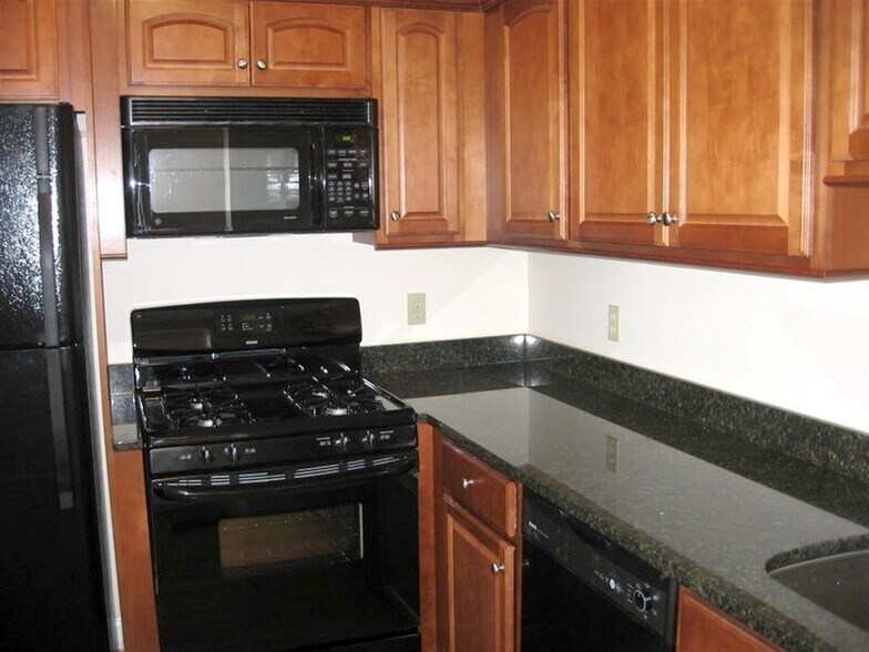 Primary Photo - 344 Putnam Ave