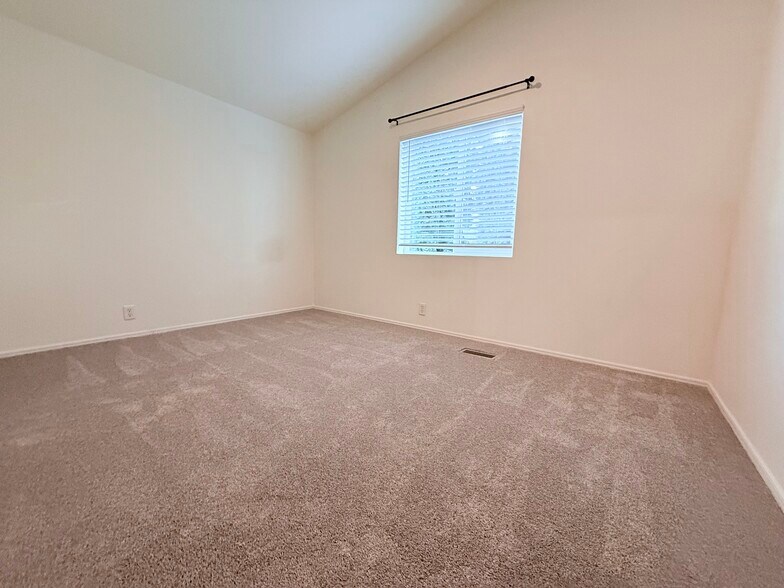 Building Photo - 571 SE Mountain View Rd