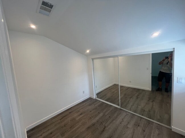Building Photo - 8941 Balboa Blvd
