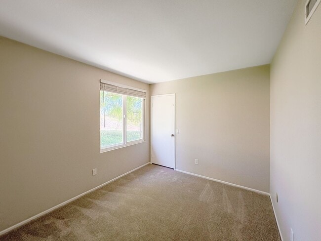 Building Photo - Beautifully updated 4-bed, 3-bath, two-sto...