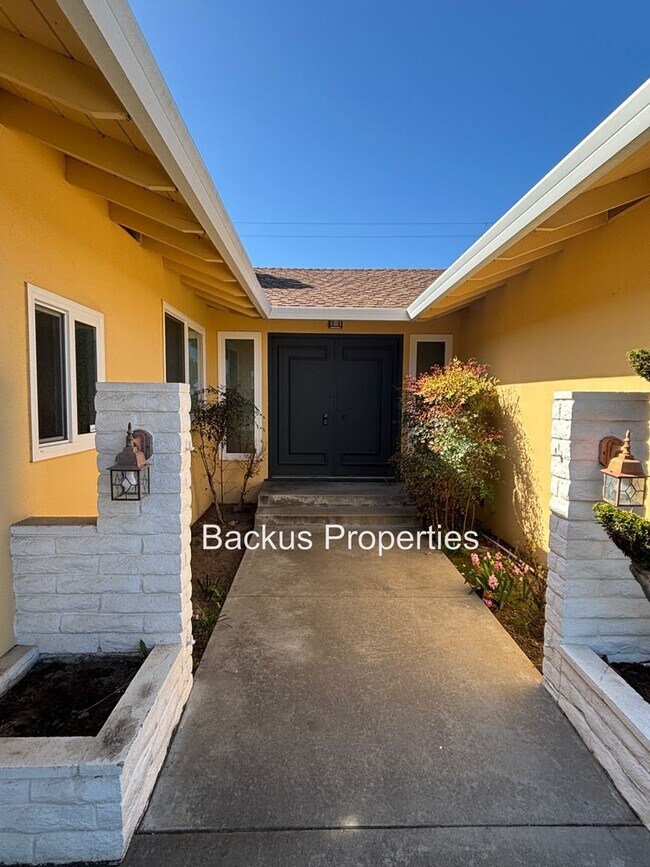 Building Photo - Wonderful three bedroom home in South Salinas