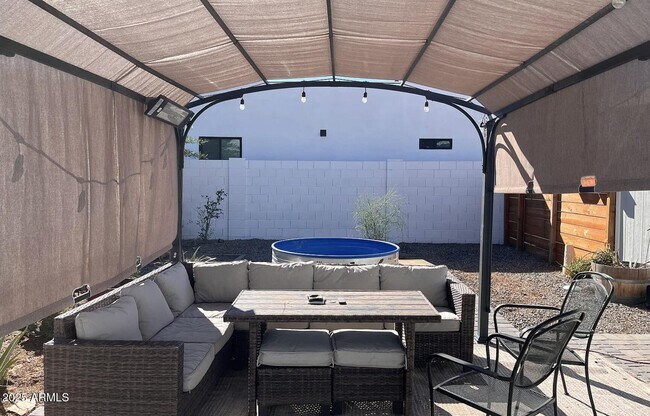 Building Photo - 1101 E Weldon Ave