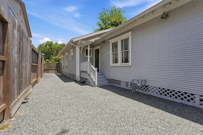 Building Photo - 1114 Merrill St