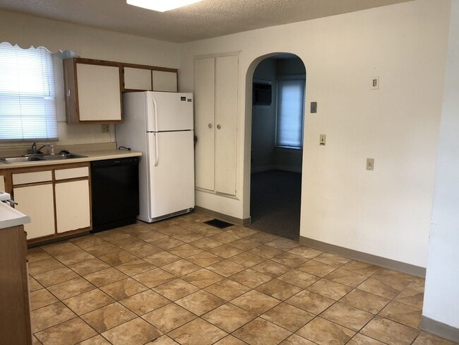 Building Photo - 619 Bowery St