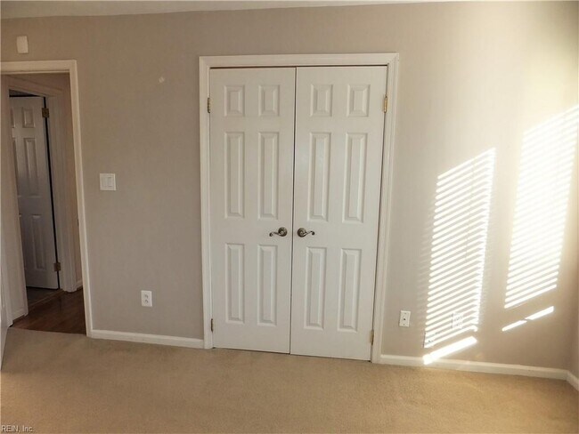 Building Photo - 4420 Clyde St