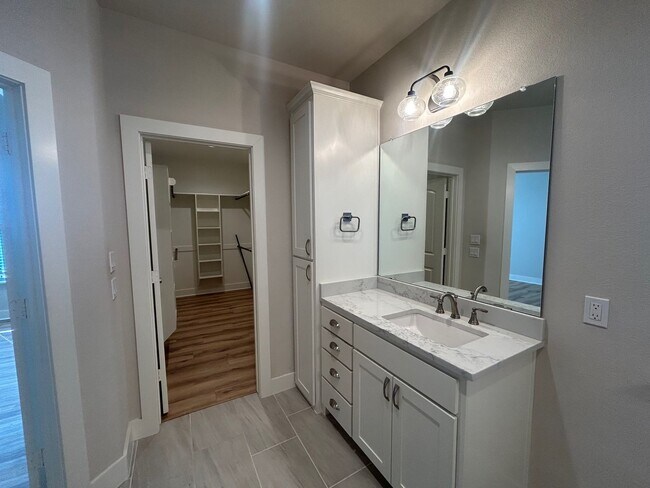 Building Photo - Amazing 3 Bedroom Midway Home