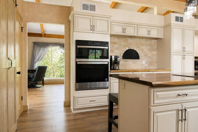 Building Photo - 4 Rockcliff Cir