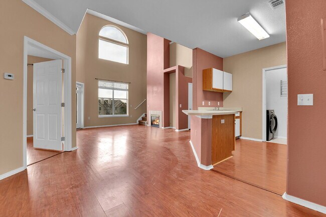 Building Photo - $2,195.00, 2 bed, 1 .5 bath located in Aur...