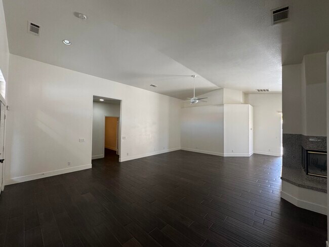 Building Photo - 74081 W Petunia Pl