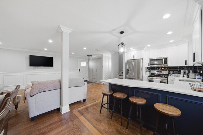 Building Photo - 607 Van Auken St