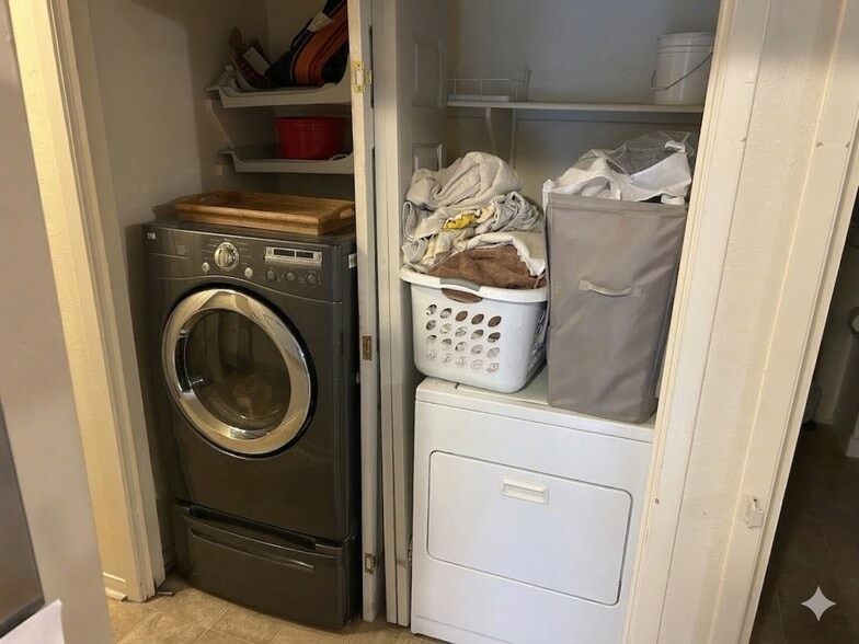 laundry - 702 Cross Timbers Dr