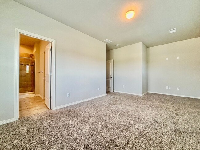 Building Photo - Beautiful 3 bed, 3 bath Townhome in West W...