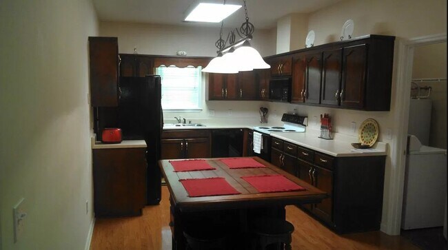 Building Photo - 813 SE Halstead Ct