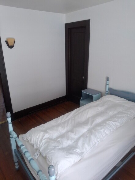 Building Photo - 54 Crane St